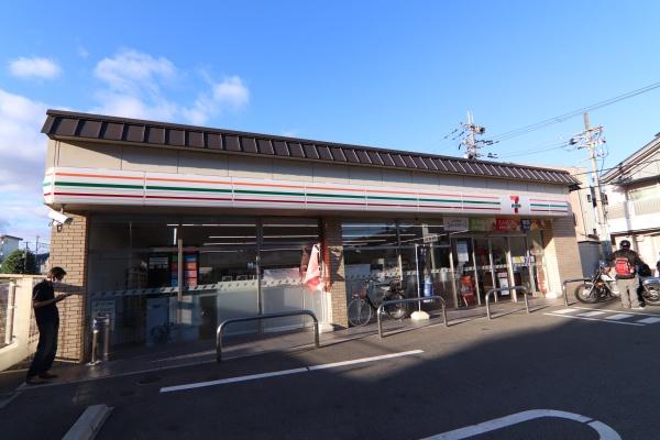 京都市右京区嵯峨折戸町の新築一戸建のコンビニ画像