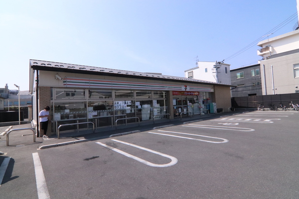 京都市右京区嵯峨折戸町の新築一戸建のコンビニ画像