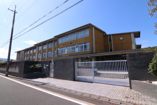 京都市西京区上桂御正町の新築一戸建の小学校画像