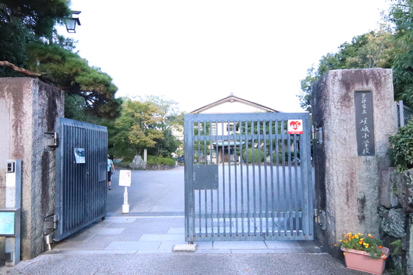 京都市右京区嵯峨天龍寺広道町の新築一戸建の小学校画像