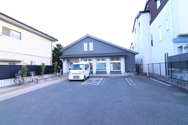 京都市右京区嵯峨天龍寺広道町の新築一戸建の郵便局画像