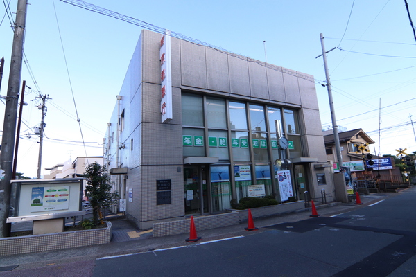京都市右京区嵯峨北堀町の新築一戸建の銀行画像