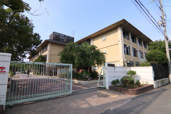 京都市西京区松室荒堀町の新築一戸建の中学校画像