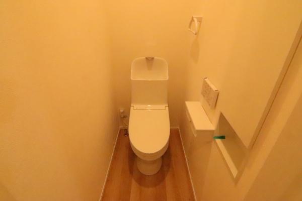 京都市中京区聚楽廻松下町の新築一戸建のトイレ画像