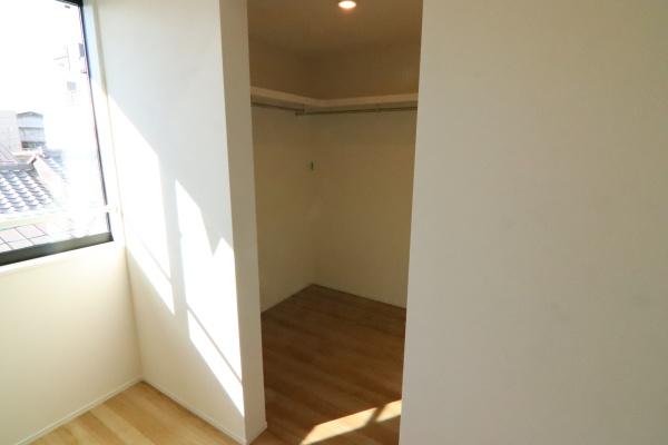 京都市中京区聚楽廻松下町の新築一戸建の収納画像