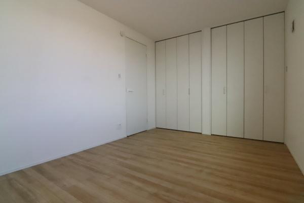 京都市中京区聚楽廻松下町の新築一戸建の洋室画像