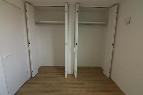 京都市中京区聚楽廻松下町の新築一戸建の収納画像