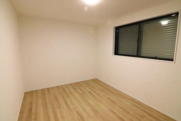 京都市中京区聚楽廻松下町の新築一戸建の洋室画像