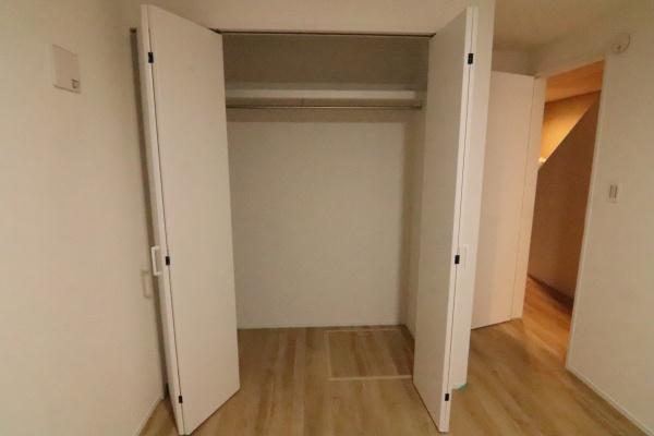 京都市中京区聚楽廻松下町の新築一戸建の収納画像