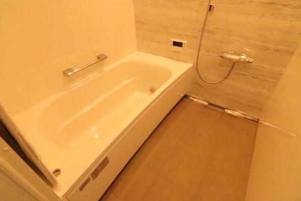 京都市中京区聚楽廻松下町の新築一戸建のバス画像