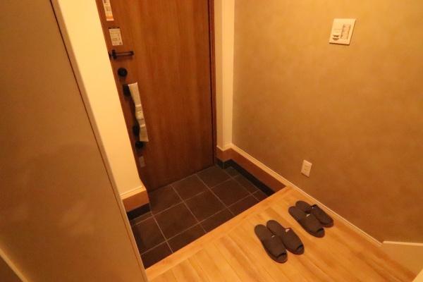 京都市中京区聚楽廻松下町の新築一戸建の玄関画像