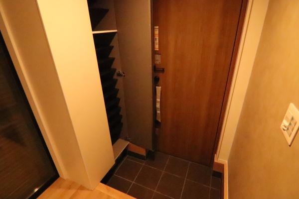 京都市中京区聚楽廻松下町の新築一戸建の玄関画像