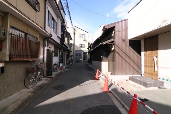 京都市中京区聚楽廻松下町の新築一戸建の前面道路含む現地写真画像