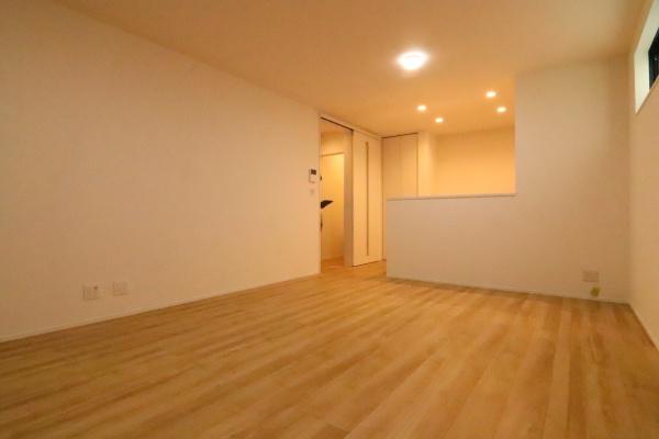 京都市中京区聚楽廻松下町の新築一戸建のリビング画像