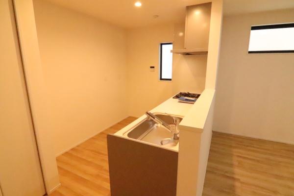 京都市中京区聚楽廻松下町の新築一戸建のキッチン画像