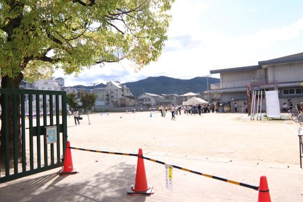 京都市右京区嵯峨中又町の新築一戸建の小学校画像