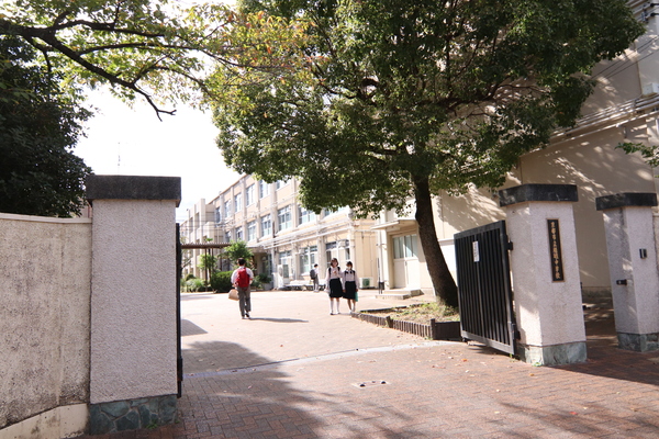 京都市右京区嵯峨中又町の新築一戸建の中学校画像