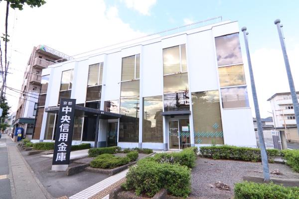 京都市右京区常盤神田町の中古一戸建の銀行画像