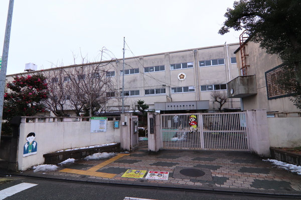 京都市右京区太秦朱雀町の新築一戸建の小学校画像