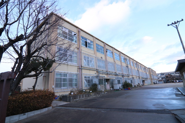 京都市右京区梅津中村町の中古一戸建の小学校画像