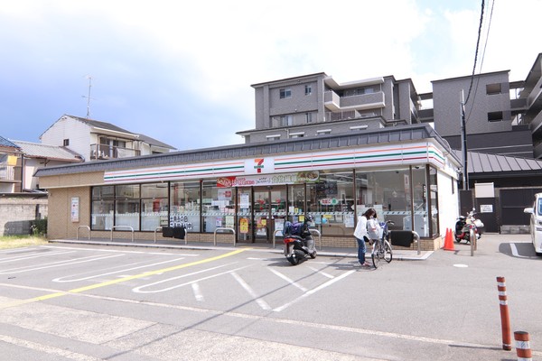 京都市右京区嵯峨野六反田町の中古一戸建のコンビニ画像