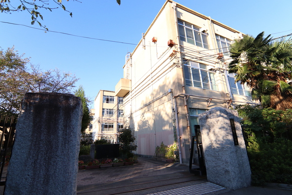 京都市右京区嵯峨野六反田町の中古一戸建の中学校画像